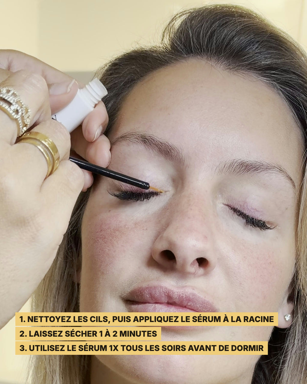 Application du sérum à la racine des cils, à l'institut