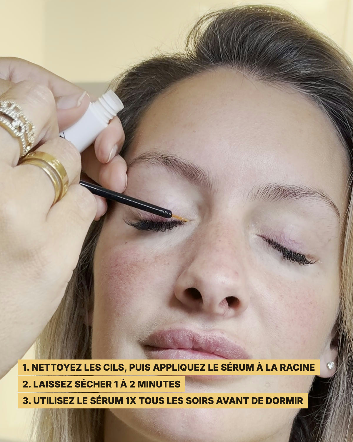 Application du sérum à la racine des cils, à l'institut